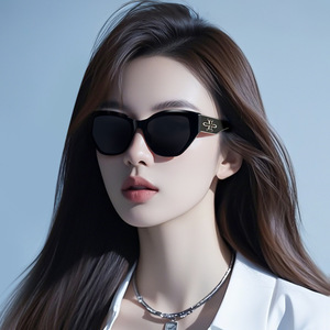 Gafas de Sol Cat-Eye Tory Burch para Mujer, Marco de Plástico Negro, Protección UV400, Tipo 3 Lentes, Diseño Moderno - Product Image 5