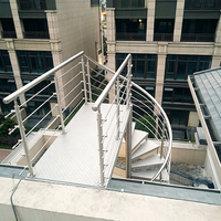 Escalier courbé intelligent avec éclairage activé par la mouvement, escalier courbé écoénergétique avec capteurs automatiques