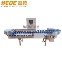 Weeg- en sorteermachine. Apparatuur voor het wegen en sorteren van oesters, kippenpoten, kippenvleugels, fruit, vlees en zeevruchten.