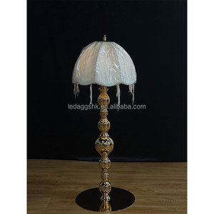 Lámpara de Mesa Clásica LEDA de Metal con Pantalla Blanca de Flecos, Centro de Mesa para Decoración de Bodas, Fiestas de Cumpleaños y Eventos - Product Image 4