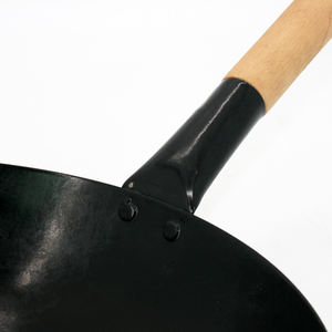 <span class=keywords><strong>Wok</strong></span> de esmalte de hierro fundido con mango de madera, sartén redonda de <span class=keywords><strong>32</strong></span> <span class=keywords><strong>cm</strong></span>, característica saludable, material de acero inoxidable y acero al carbono - Product Image 3