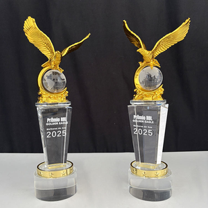 Trofeo de Cristal Personalizado con Águila de Metal Dorado - Product Image 2