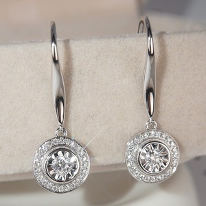 Orecchini a Forma di Ruota per Donne, Accessorio di Lusso in Tono Argento, Regalo per Feste alla Moda - Product Image 3