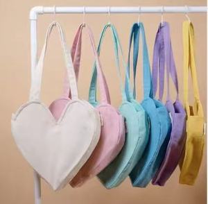 Sac fourre-tout en toile personnalisé, grand sac fourre-tout en toile en forme de cœur avec logo imprimé - Product Image 2