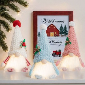 Ensemble de gnomes de Noël en peluche douce et adorable avec détails boutonnés et accents de houx, idéal pour offrir en cadeau de Noël et pour la décoration intérieure hivernale - Product Image 2