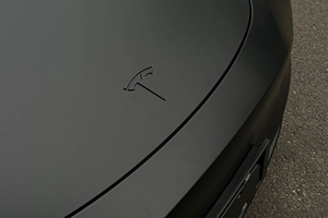 Vinilo mate negro PET al por mayor para rotulación de vehículos, 7.5 mil, 1.52*15m, película protectora hidrofóbica antiarañazos para carrocería con tecnología de liberación de aire - Product Image 4