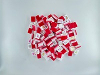 Jeu de tuiles de mahjong américain en acrylique à 4 couches, 30x22mm, 160 tuiles rouges et blanches avec motif d'oiseau bleu et d'étoile, tapis inclus