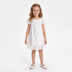 Robes de demoiselles d'honneur blanches en coton à dentelle anglaise, épaules dénudées, manches bouffantes à volants, coupe trapèze, style paysanne, pour petites filles, style bohème - Product Image 1