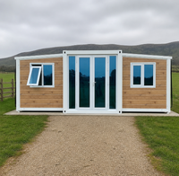 Casa Contenedor Plegable Expandible con Acabado de Madera, Marco Blanco y Puertas de Vidrio para Glamping Rural y Alojamiento