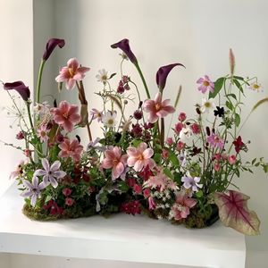 Support floral de luxe en soie pour allée de mariage, avec roses et hortensias artificiels rouge foncé et vert, pour événements de rentrée scolaire - Product Image 4