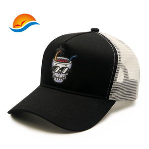 En una liga de sus propias gorras de camionero que se redefinen a través del arte de la sastrería y la atención al detalle - Product Image 2
