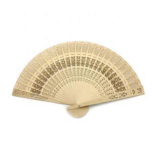 Abanico plegable de bambú con logotipo personalizado al por mayor, abanicos de arte popular duraderos y personalizados con nombres tallados para bodas - Product Image 1