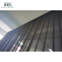 Support de rideaux pliable avec tubes et draperies en mousseline noire pour exposition