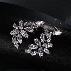 Orecchini pendenti vintage a forma di foglia con nappe per donna, eleganti gioielli con pietre scintillanti - Product Image 2