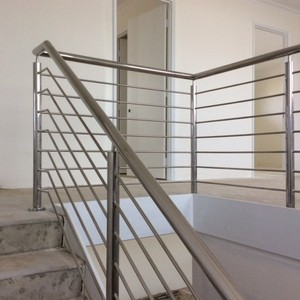 Barandilla <span class=keywords><strong>de</strong></span> Bar Moderna Personalizada con 4-6 Varillas Horizontales para Escaleras Residenciales, Herrajes <span class=keywords><strong>de</strong></span> Alta Calidad - Product Image 2