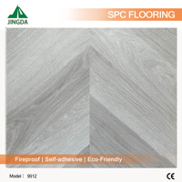 Revêtement de sol SPC gris argenté imperméable, système clic, 5 mm, motif chevron, composite pierre-plastique, noyau rigide, pour appartement
