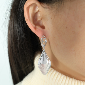 ต่างหูทรงเรขาคณิตรูปสี่เหลี่ยมขนมเปียกปูน 18k ชุบทองเหล็กไทเทเนียมเครื่องประดับสำหรับงานปาร์ตี้ของผู้หญิง EH199 - Product Image 4