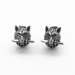 Pendientes con diseño de cabeza de lobo de Yunnique, de acero titanio, diseño de espada, estilo retro, joyería de moda. - Product Image 1