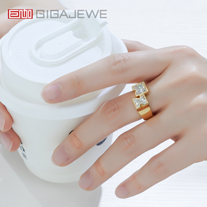 Anillo de Moissanita Personalizado con Doble Inicial |   Anillo con Letra Personalizada de 2 Quilates en Plata de Ley |   Joyería con Nombre para Regalo - Product Image 5