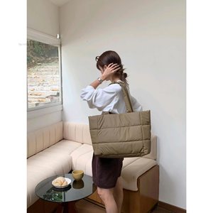 Sac fourre-tout classique d'hiver pour femme, rembourrage en coton doux, fermeture éclair, portable, à porter à la main ou à l'épaule, style matelassé, résistant à l'eau, Tanjing - Product Image 4