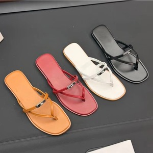 Sandales d'été en cuir pour femme, tongs à décoration métallique, semelle en caoutchouc, chaussures de marche confortables pour l'extérieur - Product Image 5