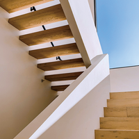 Escalier droit minimaliste de luxe Prima avec poutre dissimulée et bande lumineuse LED intégrée pour escaliers intérieurs de maisons contemporaines à plan ouvert