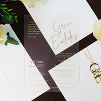Carte d'invitation en acrylique givré fantaisie en feuille d'or avec poche blanche et monogramme en or 3D acrylique et fil d'or pour événement de mariage