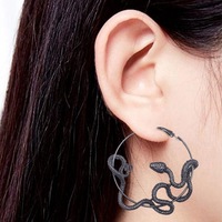 Boucles d'oreilles créoles serpent noir gothique punk antique, motif serpent torsadé, style affirmé, bijoux de fête