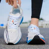 Chaussures de course pour hommes et femmes, baskets de sport respirantes, légères et confortables, avec coussin d'air et plaque en carbone, pour Marathon et activités de plein air
