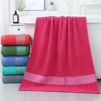 Serviette de Bain en Coton en Gros Prête à l'Expédition 70x140cm 370g Bordure Satinée Douce et Absorbante Plusieurs Styles pour Usage Domestique et Hôtelier