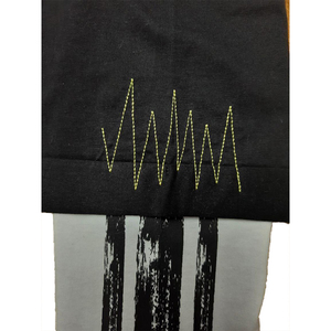 Camiseta Urbana para Hombre con Estampado Gráfico en la Espalda, Diseño de Collage Urbano, Paneles de Manga Blanca, Corte Largo, Gran Venta - Product Image 3