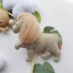 Best-seller fait à la main <span class=keywords><strong>de</strong></span> haute qualité peluche feutre forêt forêt <span class=keywords><strong>jungle</strong></span> safari animaux <span class=keywords><strong>lit</strong></span> bébé <span class=keywords><strong>mobile</strong></span> pour <span class=keywords><strong>lit</strong></span> d'enfant décor <span class=keywords><strong>de</strong></span> berceau - Product Image 5