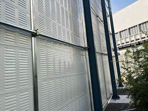 Barrière insonorisée <span class=keywords><strong>anti</strong></span>-<span class=keywords><strong>bruit</strong></span> extérieure Matériau métallique Micro rond et persiennes Barrière acoustique pour autoroute - Product Image 4