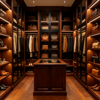 Dressing en U sur mesure en bois avec vitrine en verre et îlot central pour rangement d'accessoires de luxe dans la chambre principale