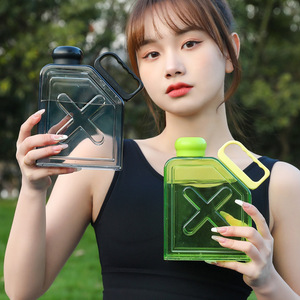ขวดน้ำทรงเหลี่ยมขนาด 1000 มล. รุ่นหรูหรา ปี 2026 ขายส่ง พร้อมโลโก้สั่งทำพิเศษ ขวดกีฬาออกกำลังกายความจุขนาดใหญ่ พร้อมหูจับและฝาปิดแบบหลอดดูด - Product Image 1