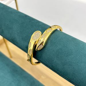 Jxx Juego de 2 piezas de anillos y brazaletes abiertos con dijes, de oro de 24k y circonitas, para mujer, joyería - Product Image 6