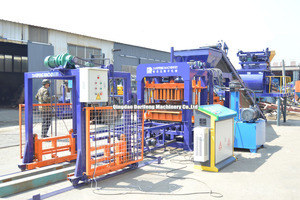 Machine à blocs vibratoires QT6-15, ligne de production de briques creuses en béton, moteur PLC, pompe à béton, pièces de rechange incluses - Product Image 4