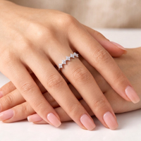 En gros, Bagues empilables délicates de haute qualité en laiton avec fleur de marguerite et zircone cubique, bijoux de doigt tendance pour femmes pour les fêtes
