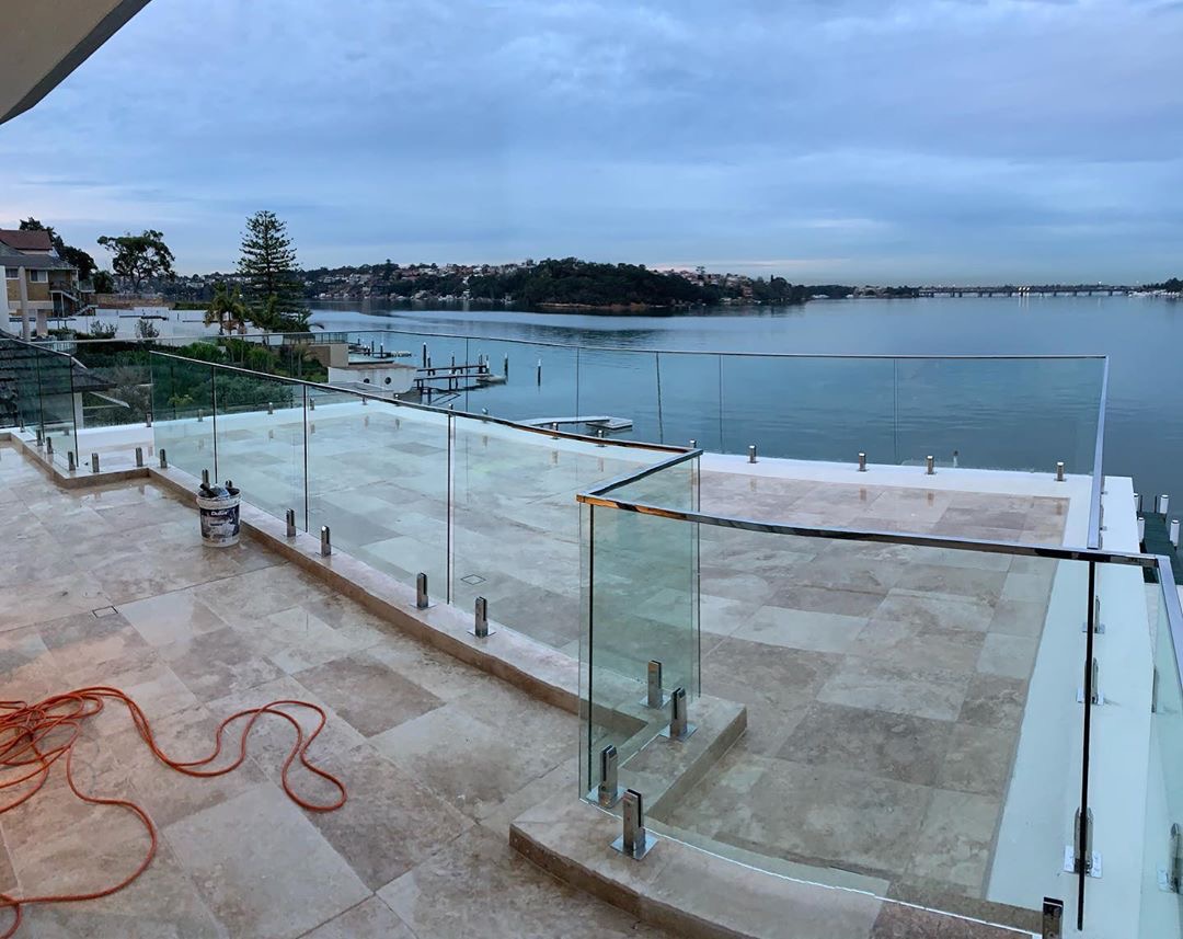 Перила для лестницы отеля, алюминиевые полубескаркасные стеклянные перила для балкона, алюминиевые/из нержавеющей стали