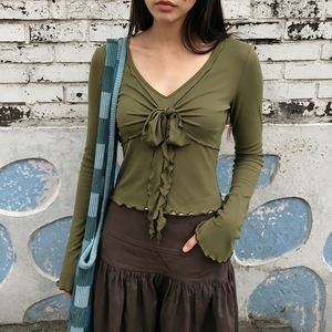 Camiseta de manga larga verde oliva para mujer, cuello en V, con lazo frontal, fruncida, ajustada, con mangas acampanadas, estilo casual y urbano. - Product Image 5