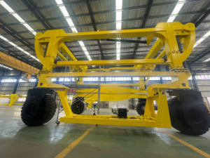 รถยกตู้คอนเทนเนอร์ไฮดรอลิกอุตสาหกรรมแบบ Straddle Carrier ขนาด 20 ตัน ขับเคลื่อนด้วยกระบอกไฮดรอลิก สำหรับอุปกรณ์จัดการตู้คอนเทนเนอร์ - Product Image 6