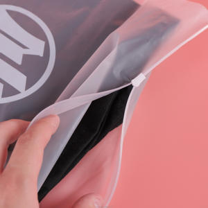 Sacs en plastique à fermeture éclair givrée avec logo imprimé personnalisé Stockage à fermeture éclair pour chaussettes et chaussures Fabriqué par Zipper Bag Company - Product Image 5