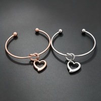Bracelet jonc ouvert en acier inoxydable plaqué PVD avec breloque cœur, étanche et hypoallergénique pour femme
