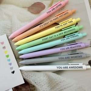 Confezione da 8 penne per citazioni ispiratrici con inchiostro colorato in plastica penna Gel per fare clic su penna regalo per insegnante di diploma di matrimonio - Product Image 1
