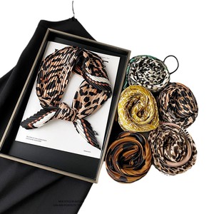 Nouvel arrivage transfrontalier : Foulard carré plissé en polyester haut de gamme, imprimé tie-dye et motif léopard, pour femme, assorti comme foulard de tête ou tour de cou - Product Image 4