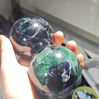 Vente en gros de haute qualité : Échantillon brut de fluorite noire rose fluorescente en forme de sphère, tranche ou plaque, cristal réactif aux UV pour la décoration intérieure et l'ornementation