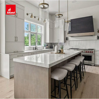Armoires de cuisine Alland Free Design de style transitionnel, blanches mates avec îlot en bois gris chaud et accents dorés