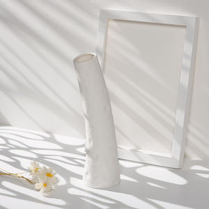 Vase en céramique moderne nordique pour la décoration intérieure blanc avec un design contemporain de glaçure mate pour les occasions de mariage/noël de table - Product Image 4