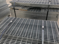 Matériaux de construction métalliques, grille en acier 25x5, grille de drainage galvanisée, passerelle en grille