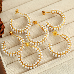 ต่างหูห่วงรูปตัว C สีทองประดับมุกเทียมเกรด AA แบบฝังช่อง เหมาะสำหรับใส่ทุกวัน - Product Image 3